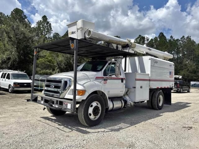 2015 Ford F-750 Bucket Truck, front three-quarter view