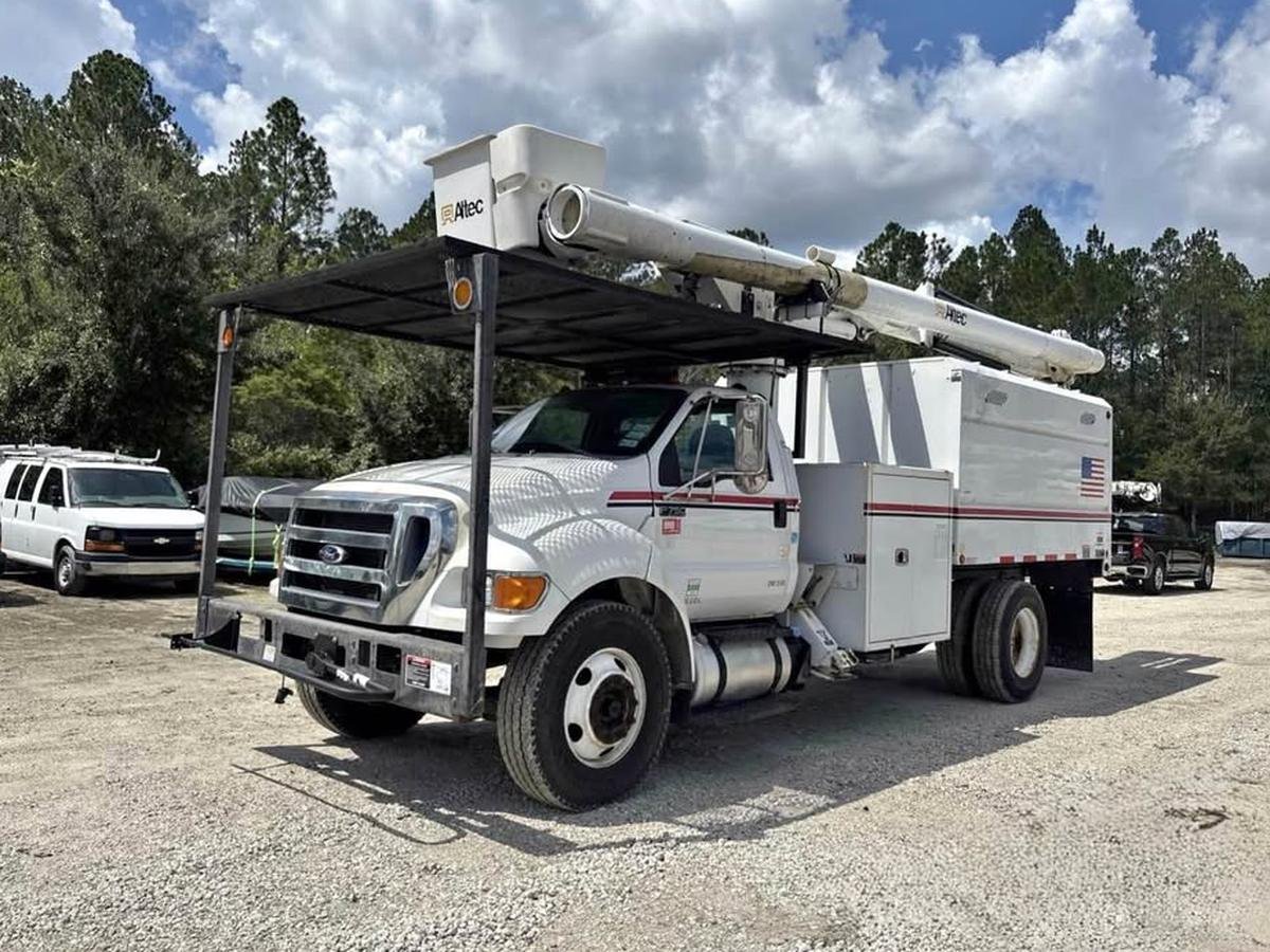 2015 Ford F-750 Bucket Truck, front three-quarter view