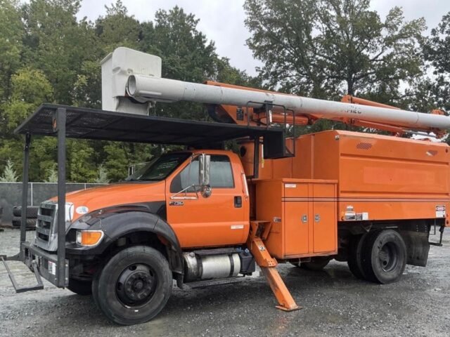 2015 Ford F-750 Bucket Truck, side view with boom stowed