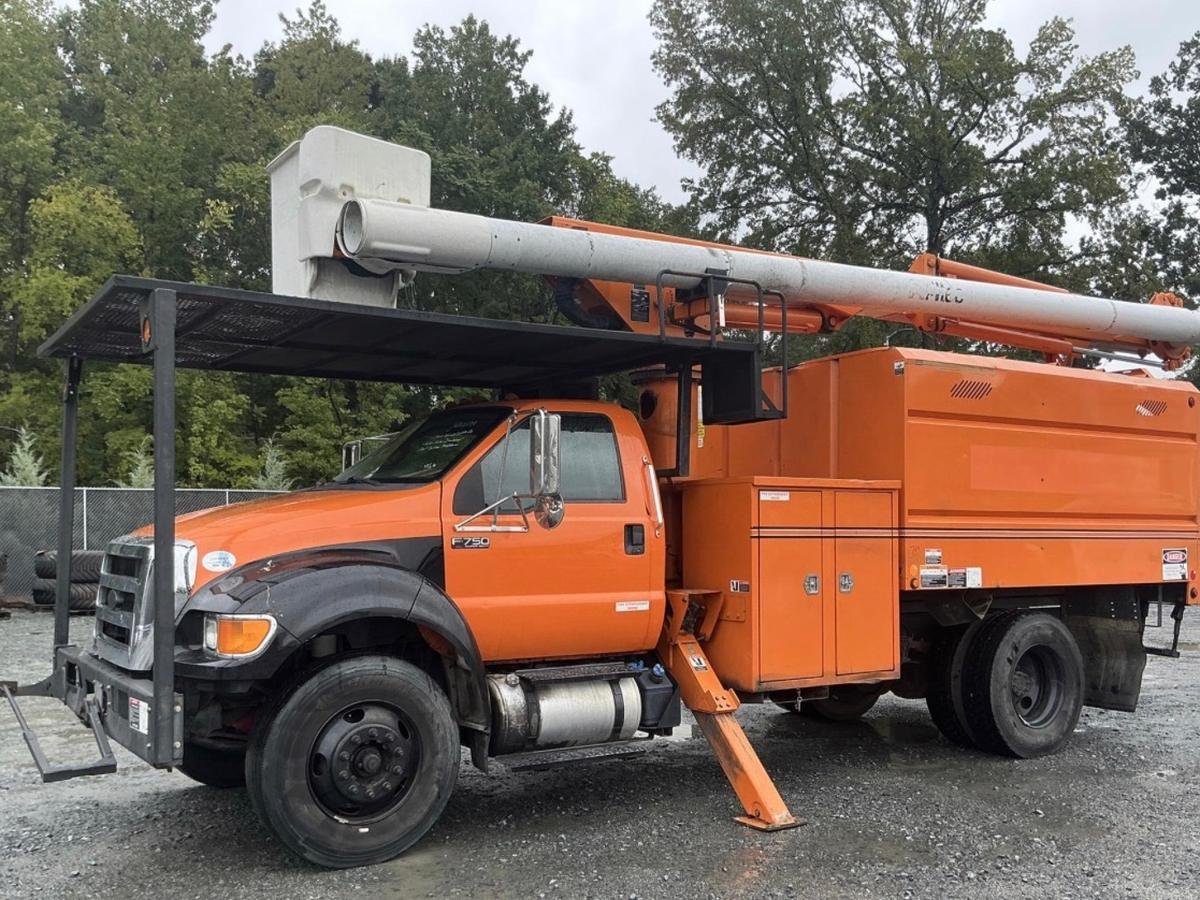 2015 Ford F-750 Bucket Truck, side view with boom stowed